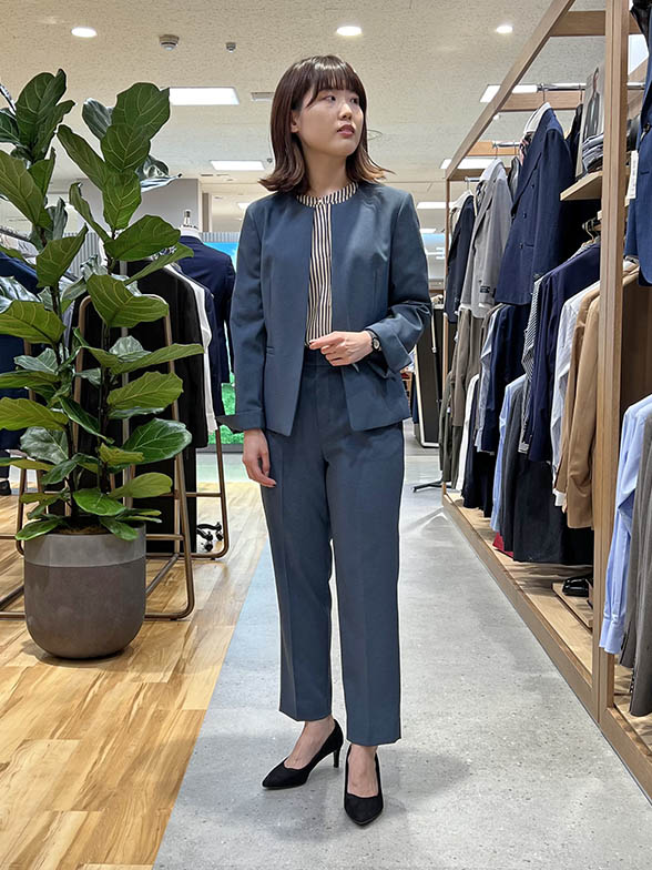 フォーマルでも着用できるキーカラースーツ