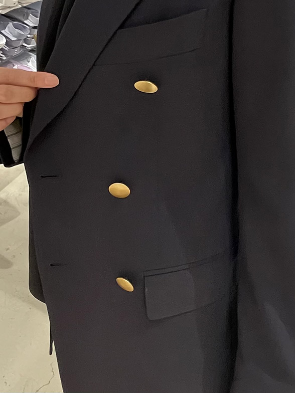 金ボタンが映えるネイビースーツ