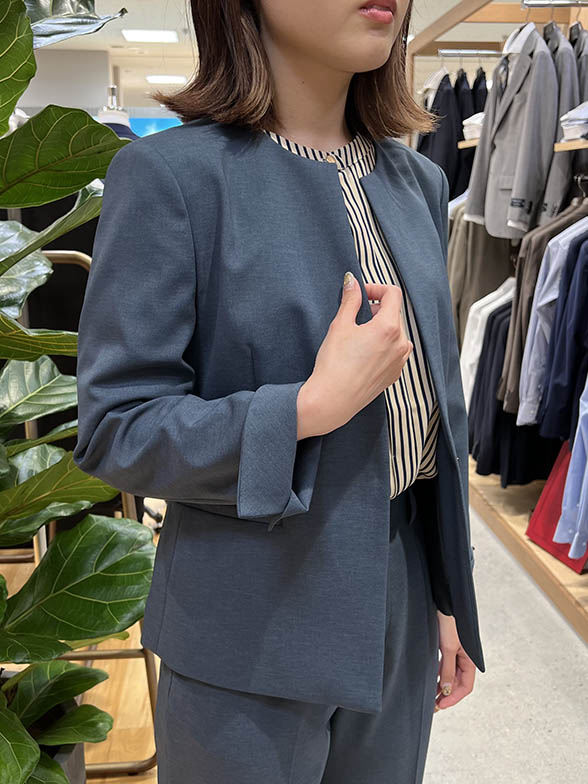 フォーマルでも着用できるキーカラースーツ