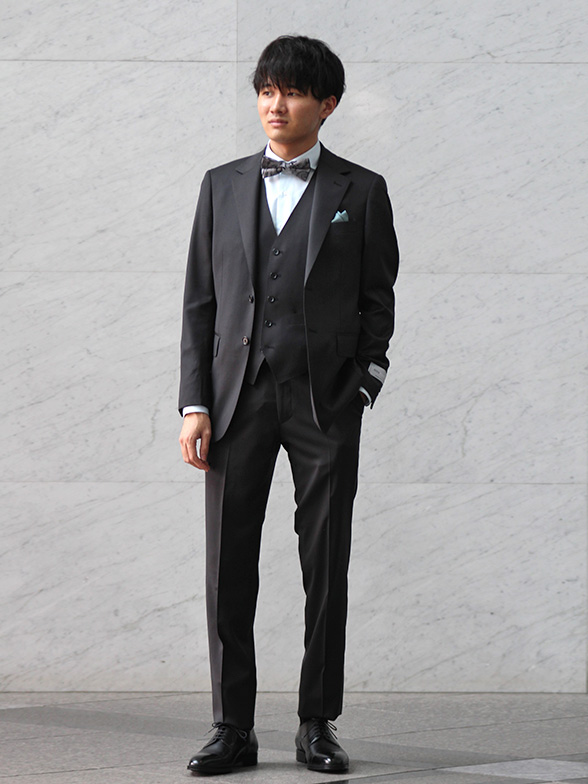 グリーン系のシャツで夏らしさを演出