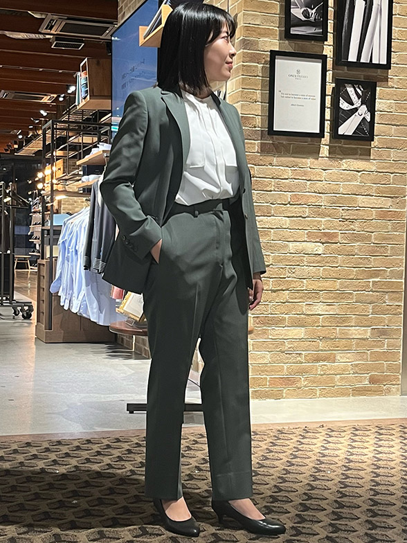 グリーンスーツで爽やかに！