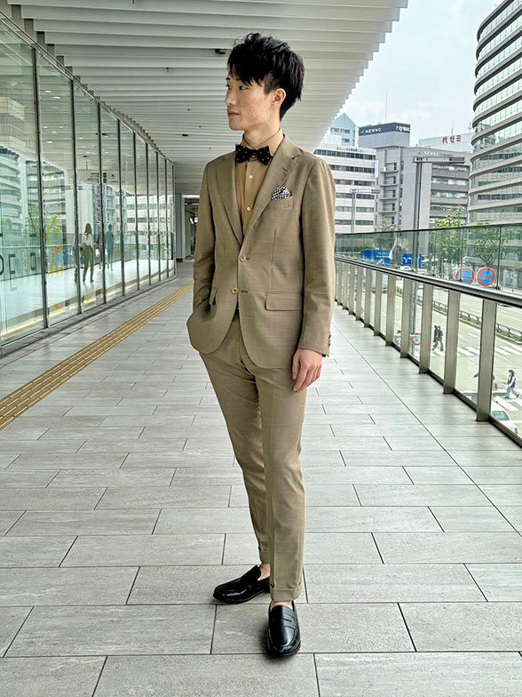 爽やかなベージュスーツ