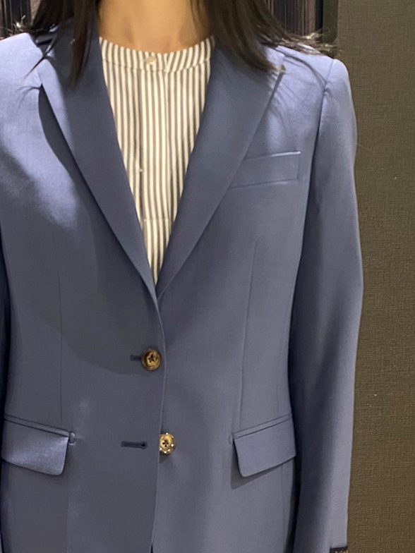 鮮やかな色味のブルー