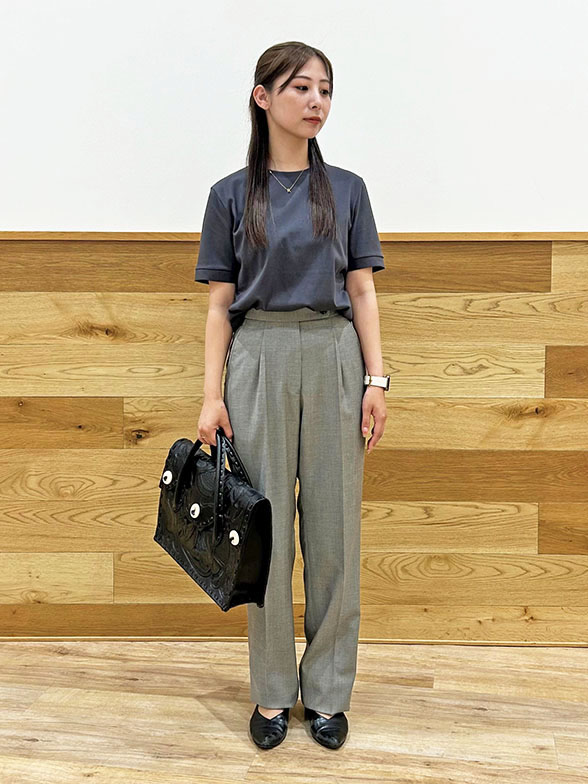 Tシャツ合わせでカジュアルなスタイル