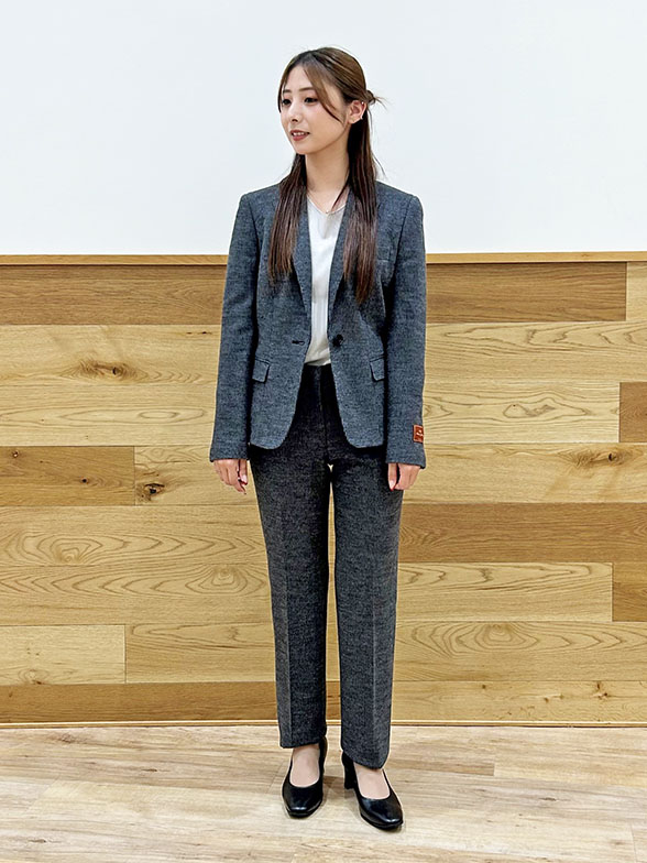 モノトーンスーツはインナーで軽やかに