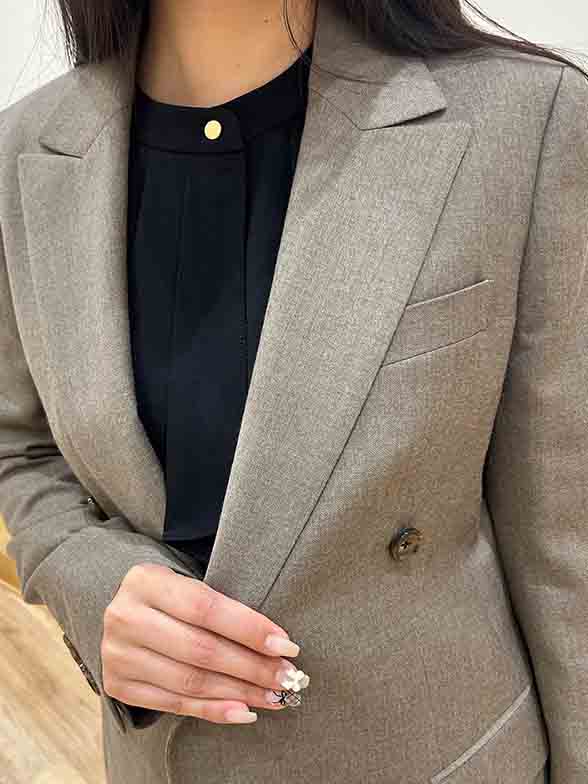 女性らしい4つボタンダブルジャケット
