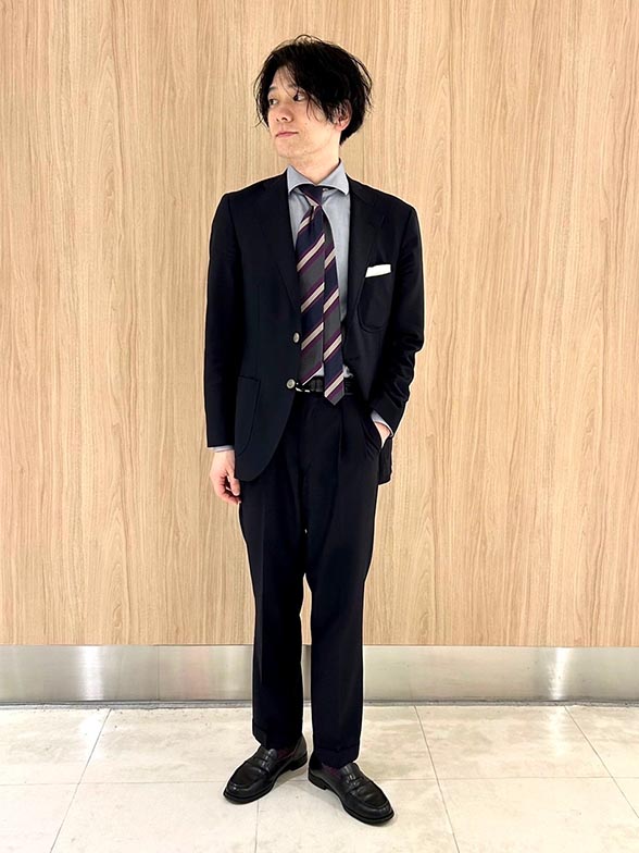 メタルボタンでエレガントな印象