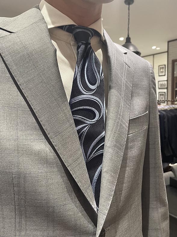 春を意識したライトグレーの洗練スタイル