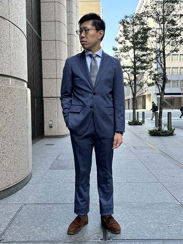 明るいブルーでもきちんとした印象に