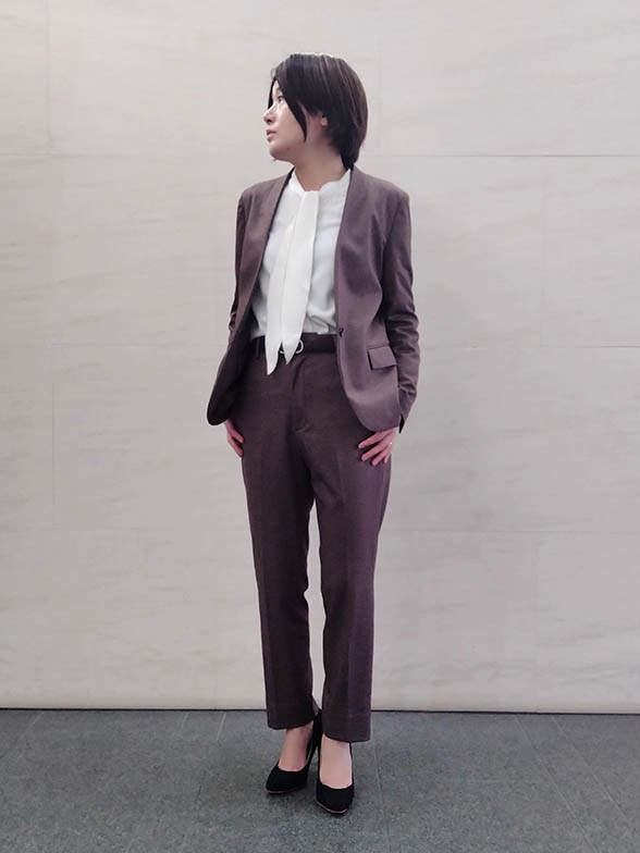 柔らかい印象のベージュスーツ