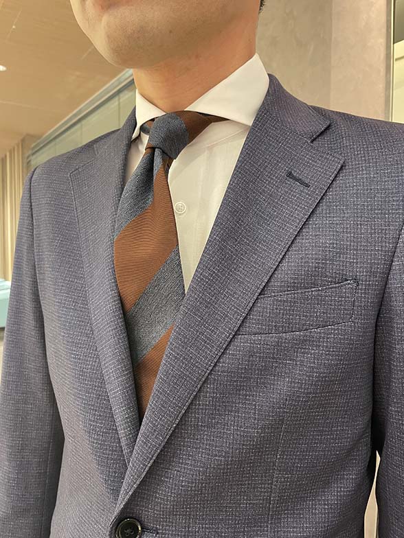 定番の青×茶”アズーロ エ マローネ”