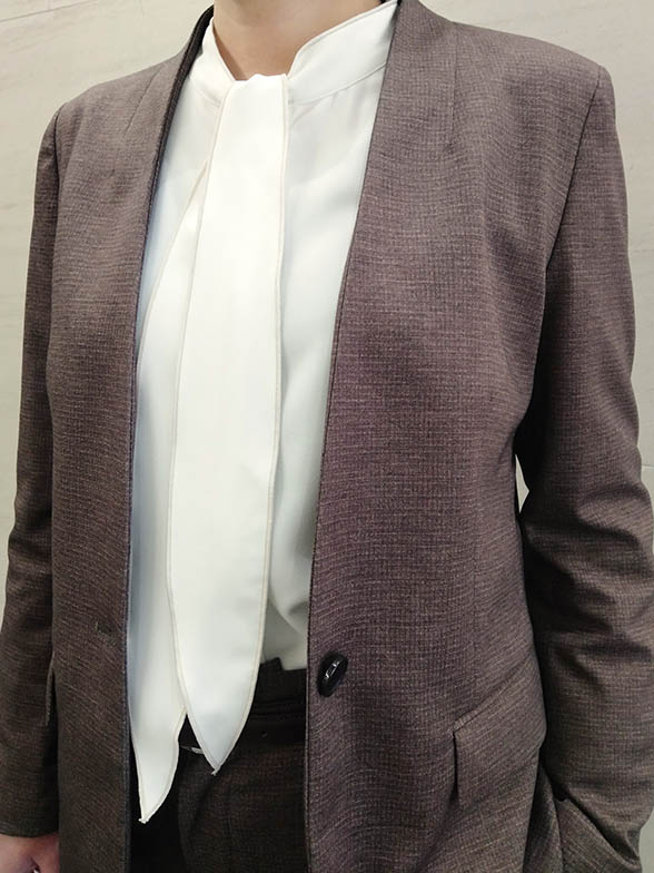 柔らかい印象のベージュスーツ