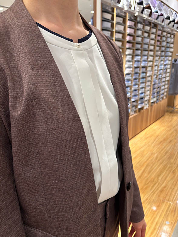 ノーカラー×ベージュ