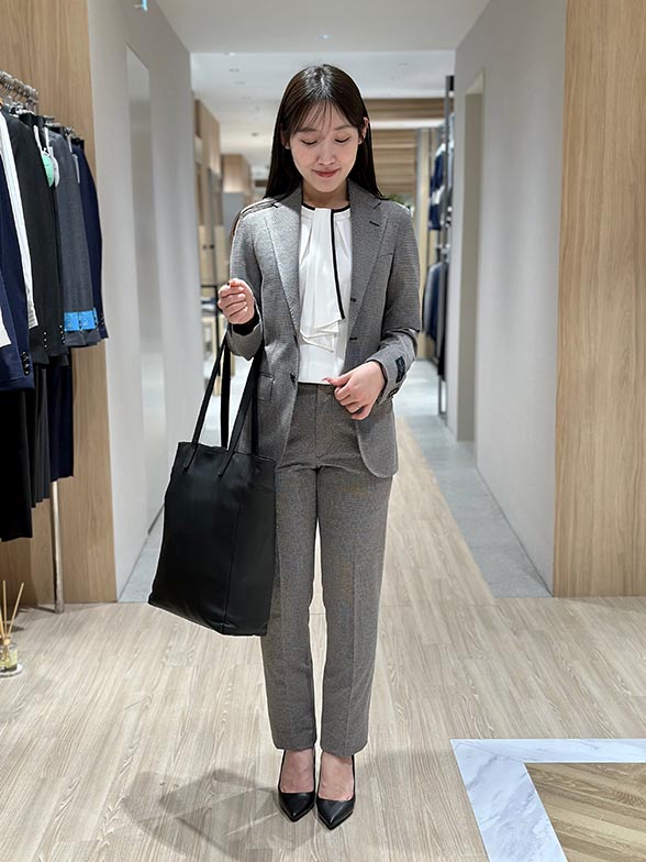 モノトーンにまとめた洗練スタイル