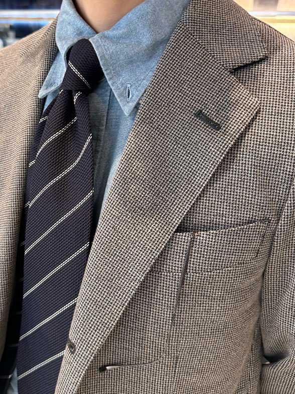 デニムシャツで抜け感のあるコーデ