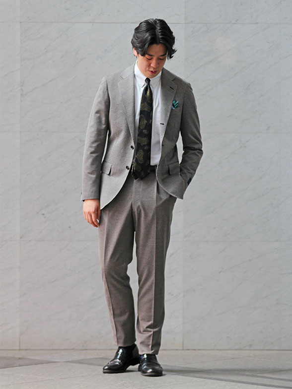 控えめながらも洗練されたスーツ