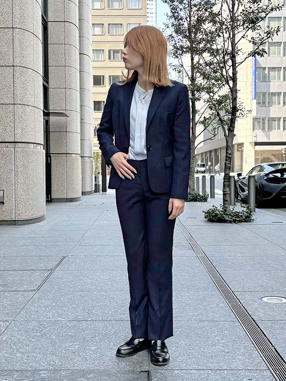 寒色でまとめたすっきりスタイル