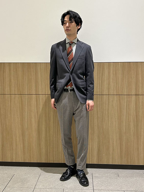 落ち着きのあるチャコールグレ-