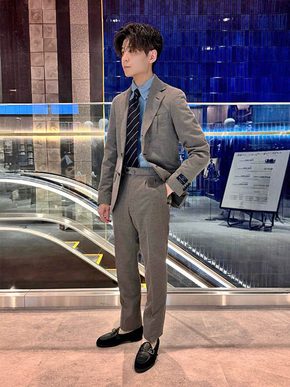 デニムシャツで抜け感のあるコーデ