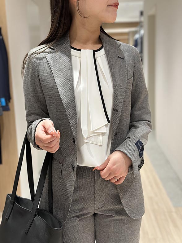 モノトーンにまとめた洗練スタイル