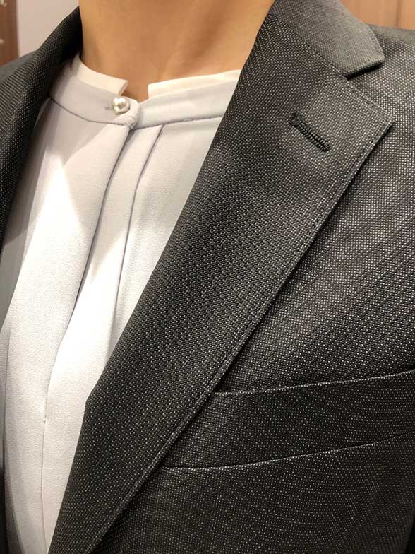 ワンポイントのパールが可愛いブラウス