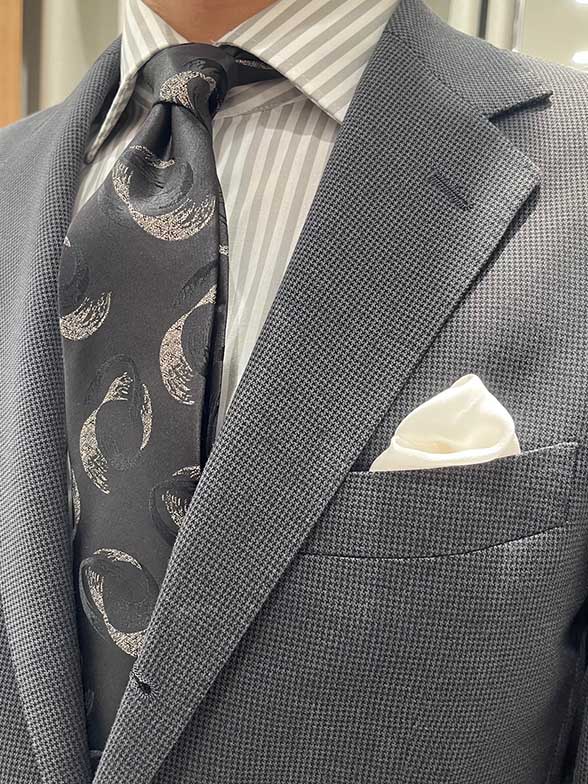 ネクタイの洒脱さが際立つVゾーン