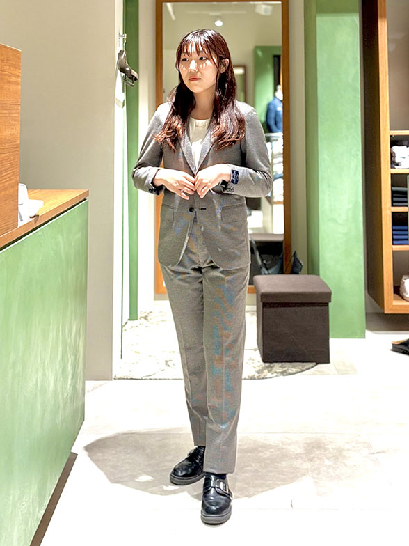 きれいなグレージュカラースーツ