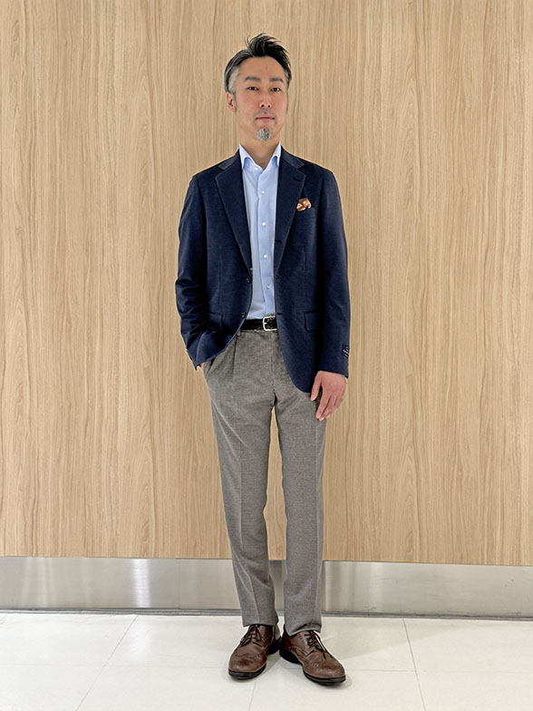 ストレッチ素材を多用したジャケパンスタイル