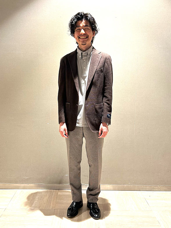 ナチュラルカラーの上品スタイル