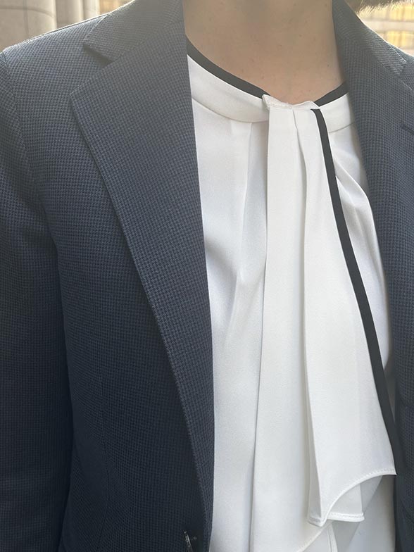 ボウタイ付き 華やかカットソー