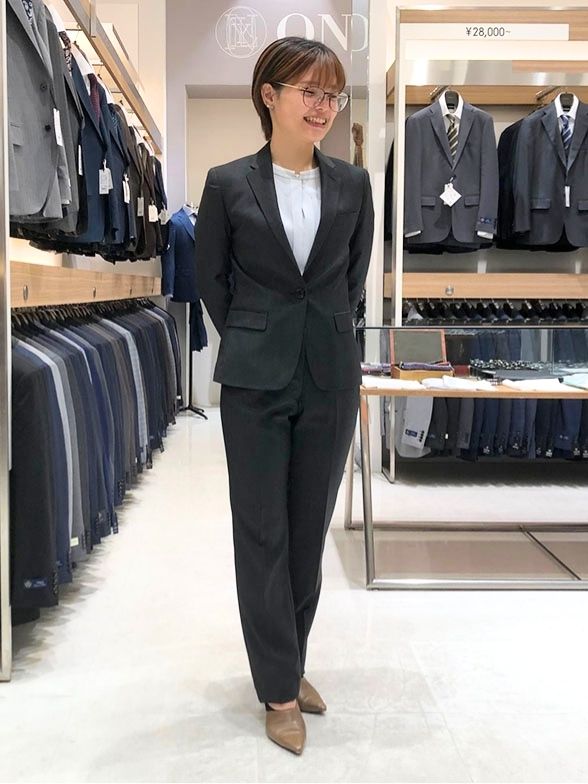 ワンポイントのパールが可愛いブラウス