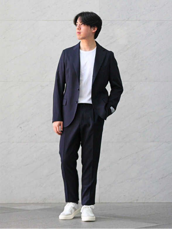 白いスニーカーでラフな雰囲気に