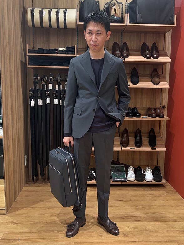 グレーのセットアップコーデ