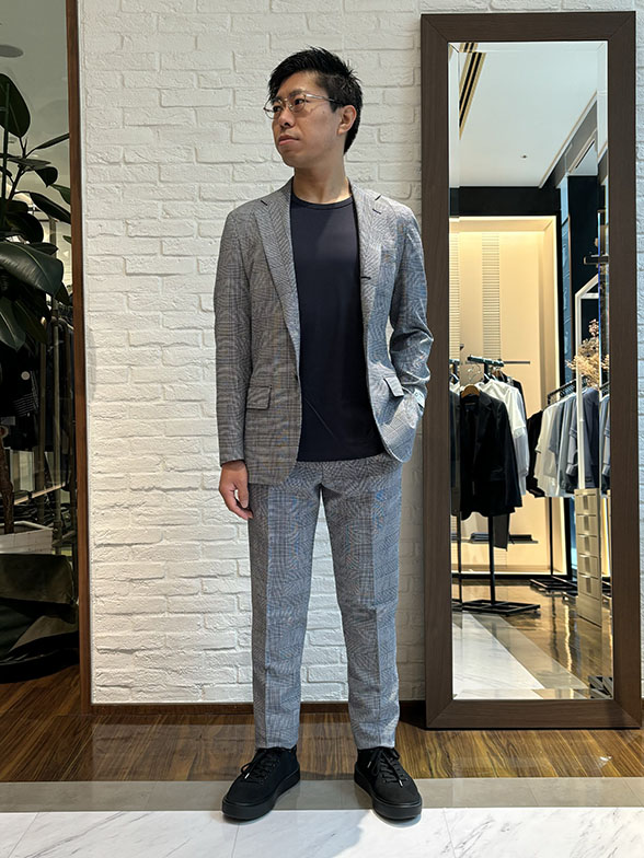 足元はスニーカーで抜け感を