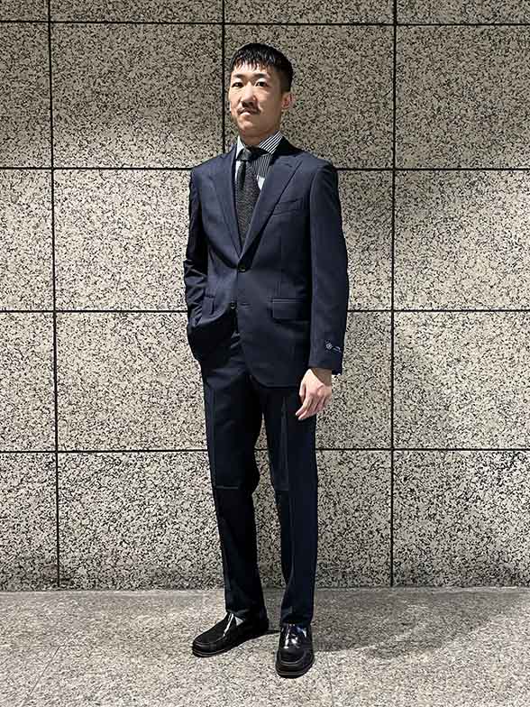 ニットタイで洒落感を演出