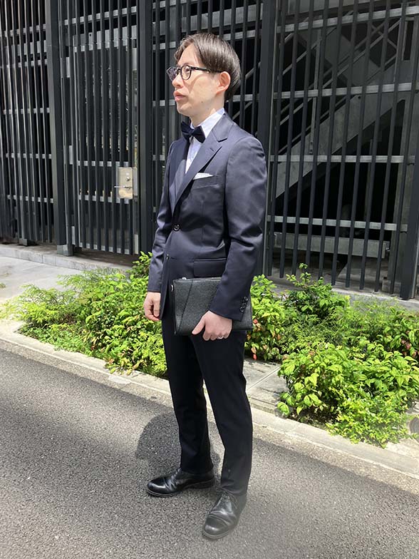 素材の良さを引き立たせるネイビー