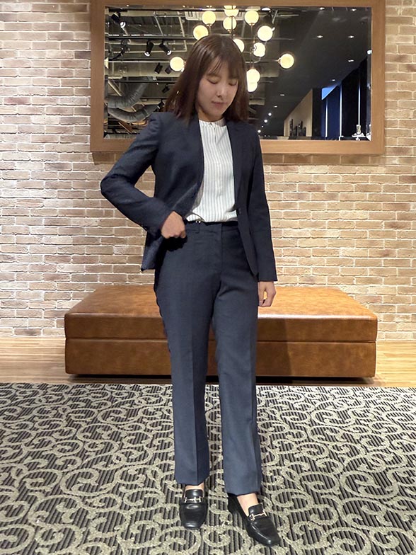 ストライブ柄のインナーですっきりとした印象