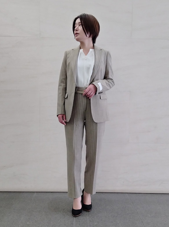 ベージュスーツで好印象間違いなし！