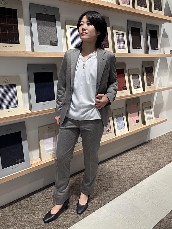 パール付きのブラウスで上品な着こなし