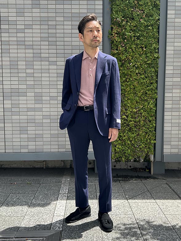 ピンクのポロシャツで華やかに