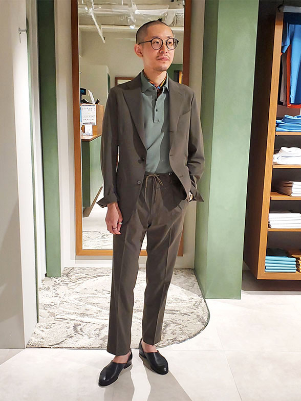 上品な雰囲気が楽しめるスカーフスタイル