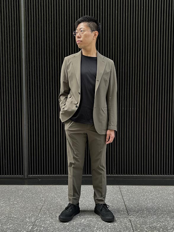 黒のインナーでクールな印象