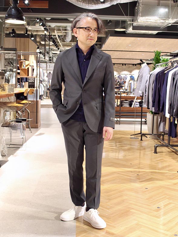 都会的なグレイッシュなブルー