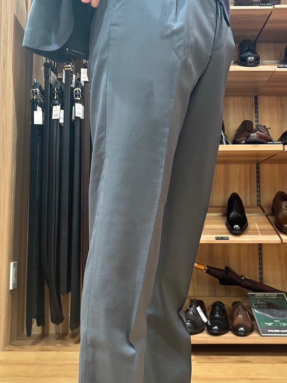 グレーのセットアップコーデ