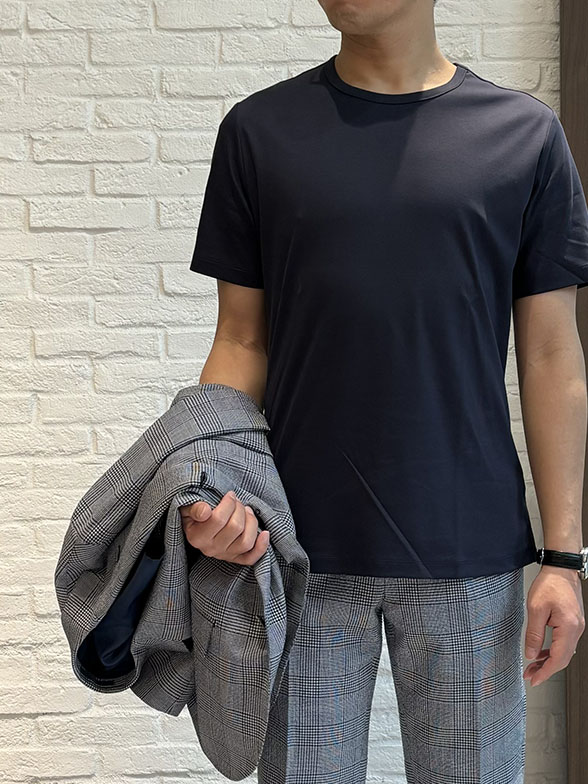 足元はスニーカーで抜け感を