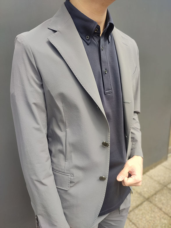 清涼感あるグレーのセットアップ