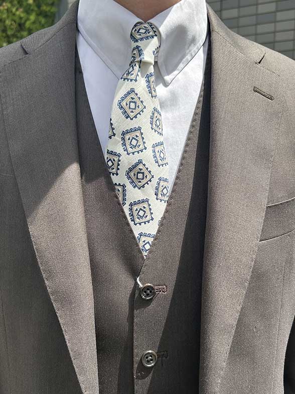 年齢問わず着用できる定番ブラウン