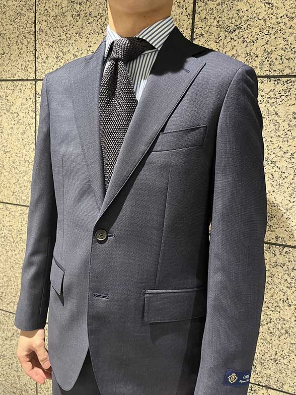 ニットタイで洒落感を演出