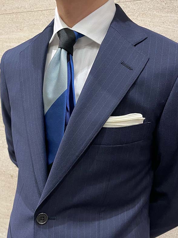 ネクタイでアクセントを持たせたコーデ