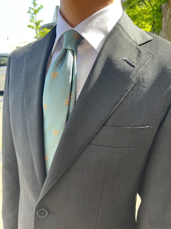 快適さと美しさを兼ね備えたスーツ